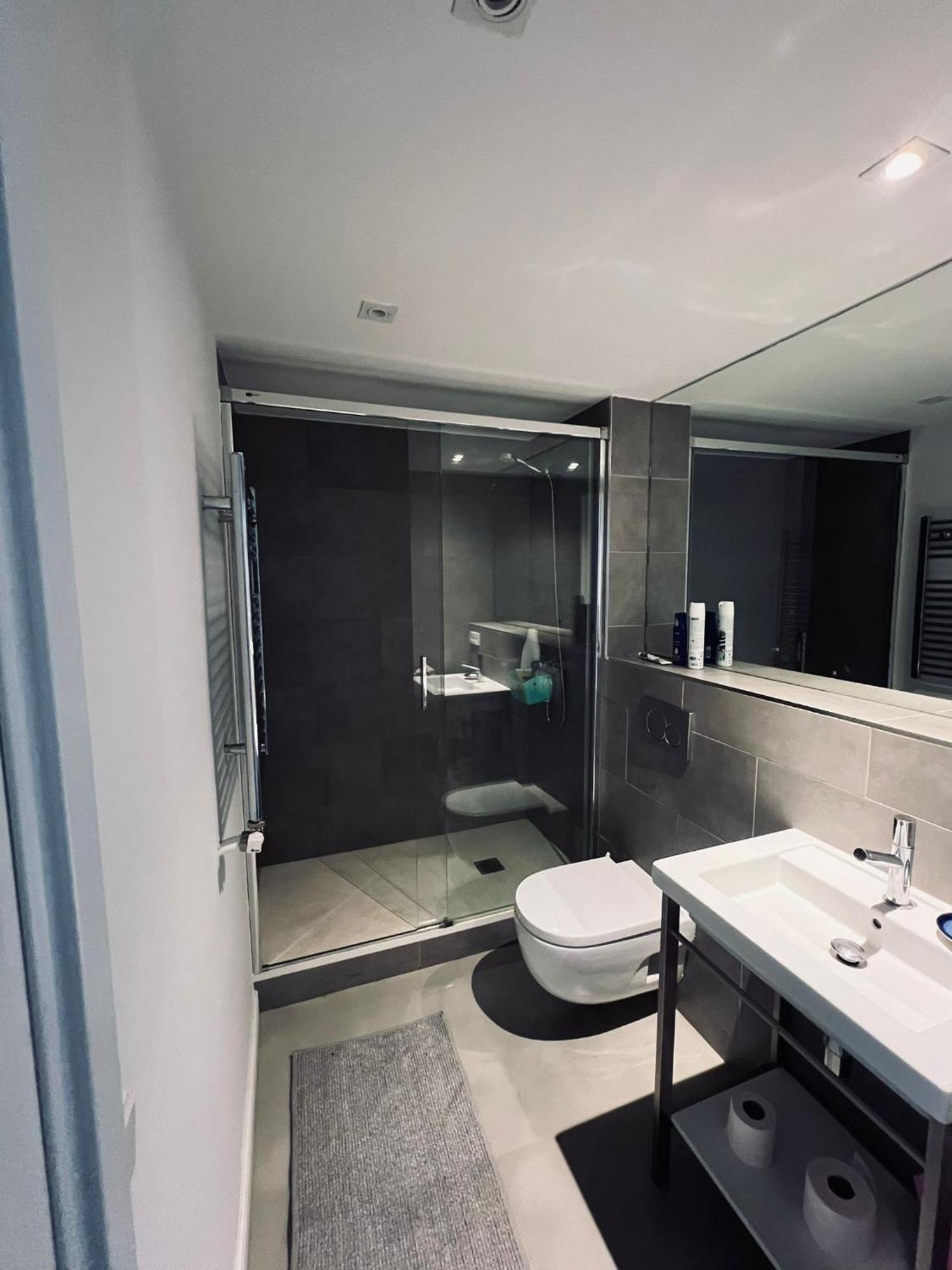 Habitacion Privada En Bello Apartamento Compartido Barcelona Luaran gambar